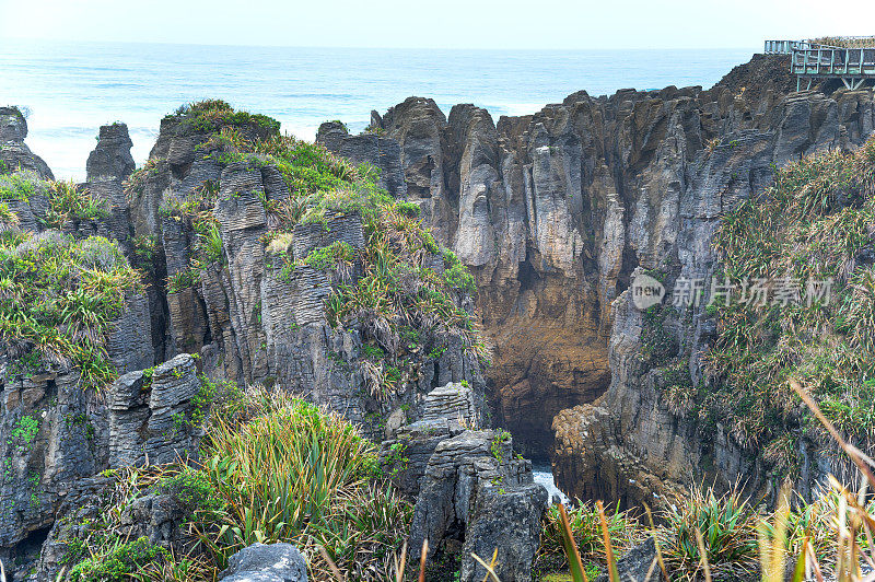 著名的Punakaki Pancake Rocks在Paparoa国家公园，西海岸，新西兰南岛